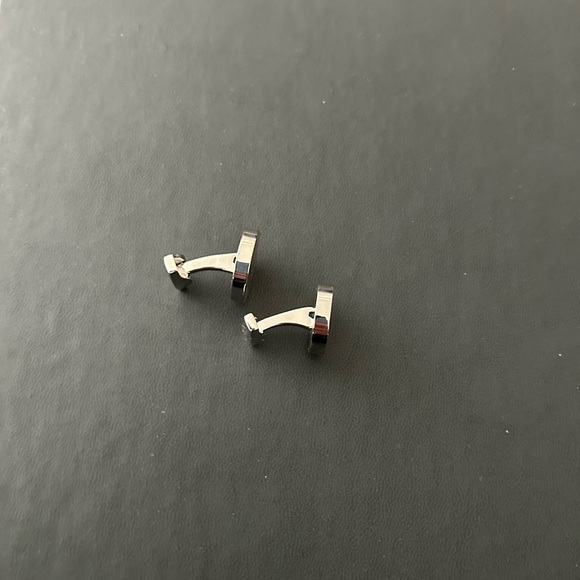 Cuff links stainless steel stamped HERMES it’s not authentic - Picture 2 of 5